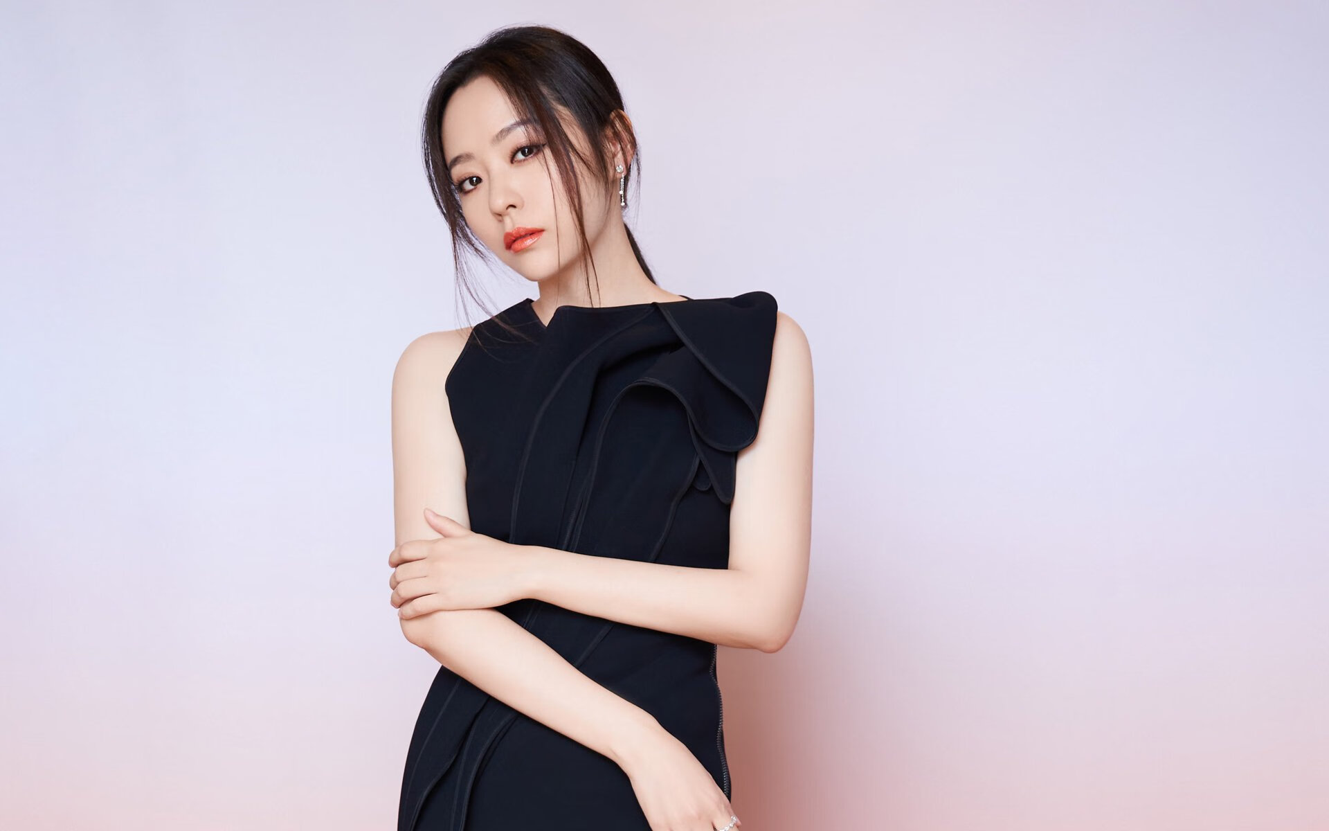 教练战术体系是否普遍缺乏国际视野，教练在布置战术时讲到了常用的比赛阵型